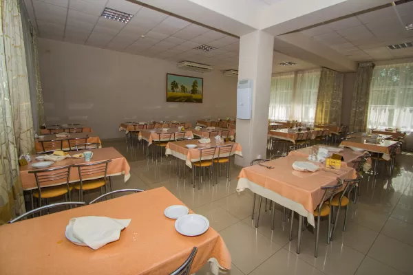 Обеденный зал в санатории Курортная больница в городе Кисловодске - фотография