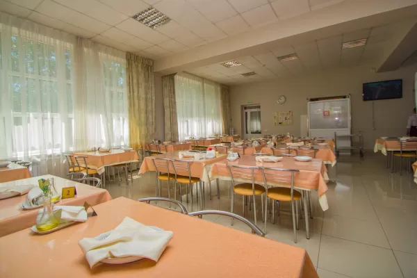 Обеденный зал в санатории Курортная больница в городе Кисловодске - фотография