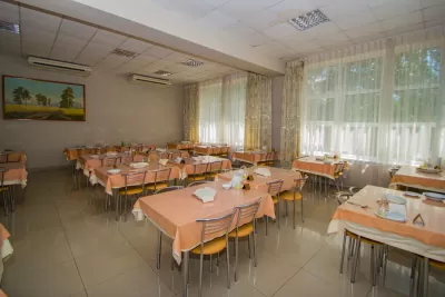 Обеденный зал в санатории Курортная больница в городе Кисловодске - фотография