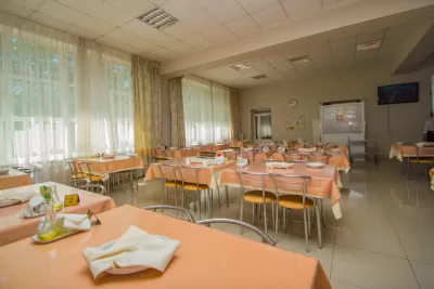 Обеденный зал в санатории Курортная больница в городе Кисловодске - фотография