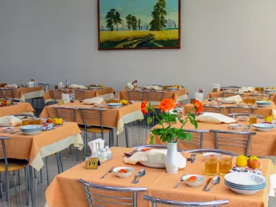 Обеденный зал в санатории Курортная больница в городе Кисловодске - фотография